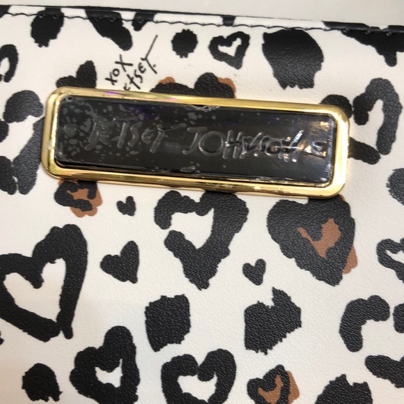 Betsey Johnson Leopard Heart Print White Faux Leather ZA Continental Wallet NWT - Picture 3 of 16